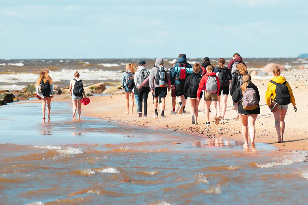 Uczestnicy kolonii letnich na plaży — Kolonie letnie dla dzieci